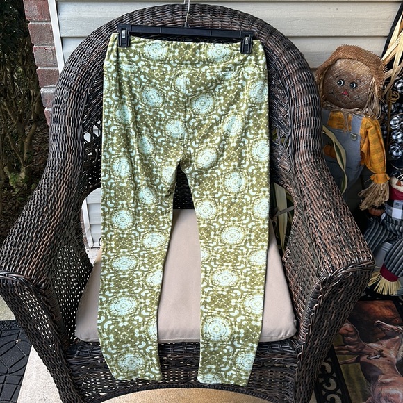 Green Swirl LuLaRoe Tall & Curvy Leggings - Picture 3 of 7